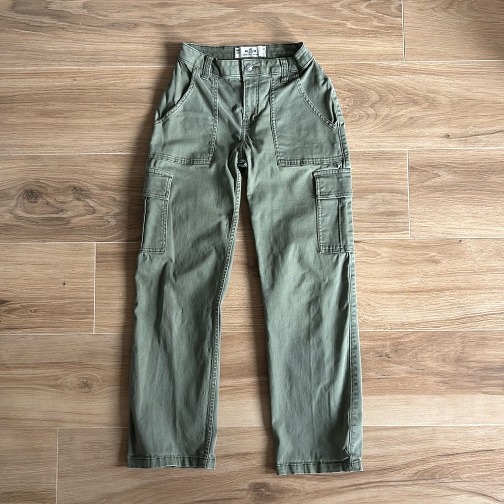 Hollister High-Rise Utility Dad Pants
Size 00S W23
Condition- Great Condition